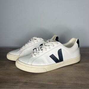 Women’s Veja esplar White and Black Sneakers tennis shoes size 6